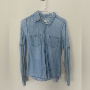 Casual Wax Jean button-up long sleeve/roll-sleeve top.
Light blue
